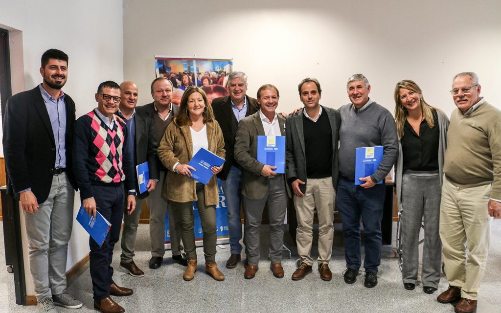 Municipios y comunas reciben sets ortopédicos destinados a personas mayores