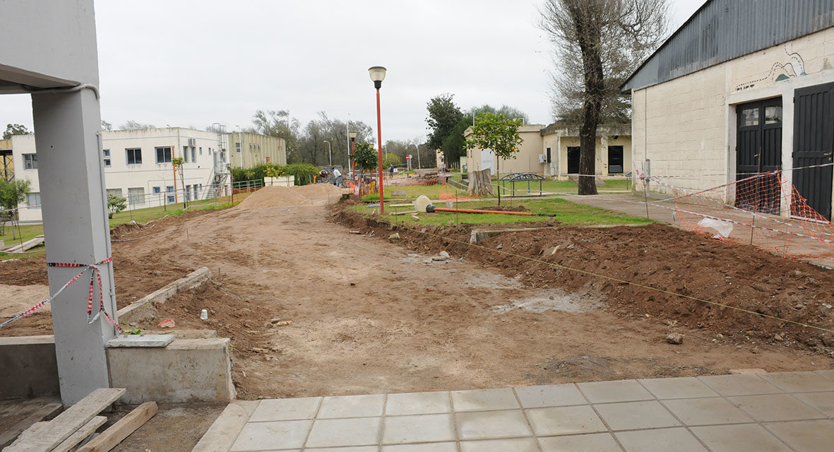 UNRC: Avanzan las obras de asfaltado y de cordón cuneta para mejorar el acceso al Jardín Maternal