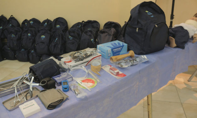 Estudiantes de Enfermería recibieron materiales médicos para sus prácticas