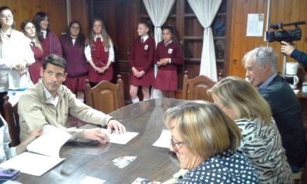 Alumnos de Villa Huidobro presentaron un proyecto para erradicar las bolsas de nylon