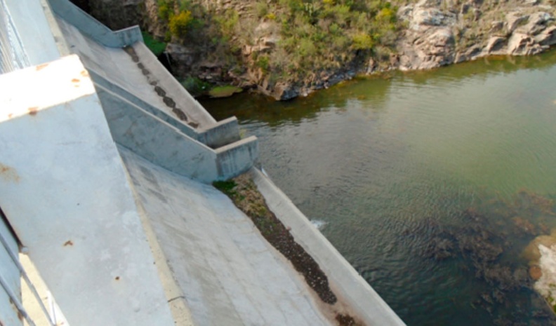A doce años de su construcción, la represa de Achiras está abandonada y deteriorada