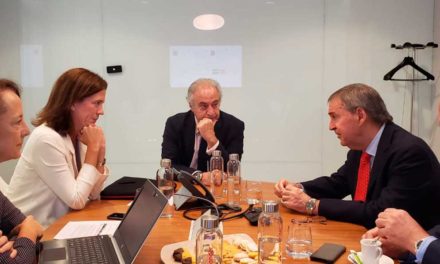 Schiaretti presentó al banco de Santander nuevos proyectos para su financiación