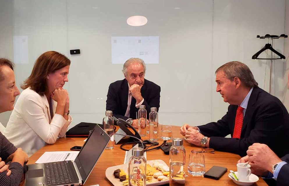 Schiaretti presentó al banco de Santander nuevos proyectos para su financiación