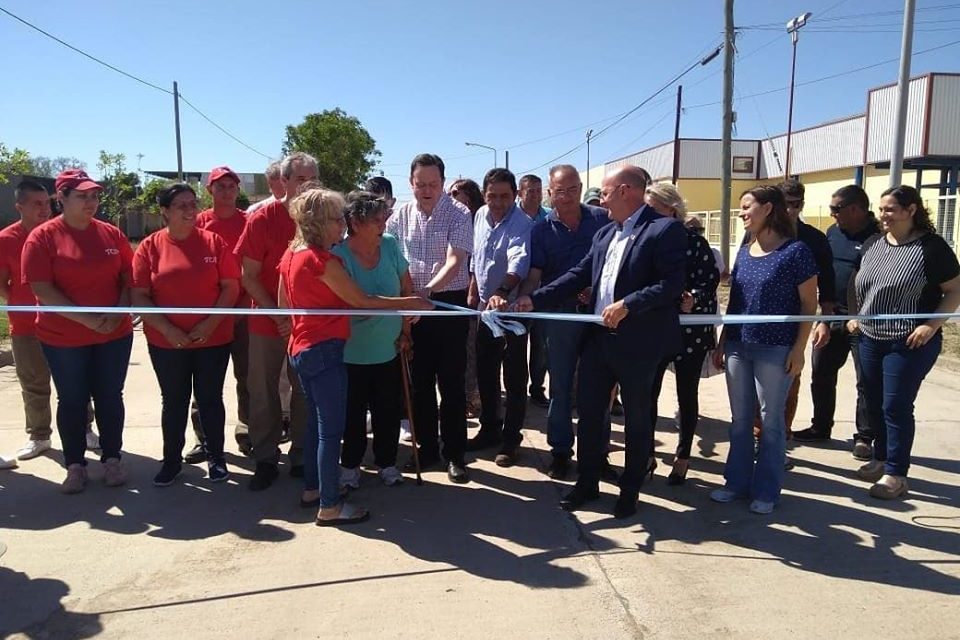 Carasso inauguró 3 cuadras de pavimento