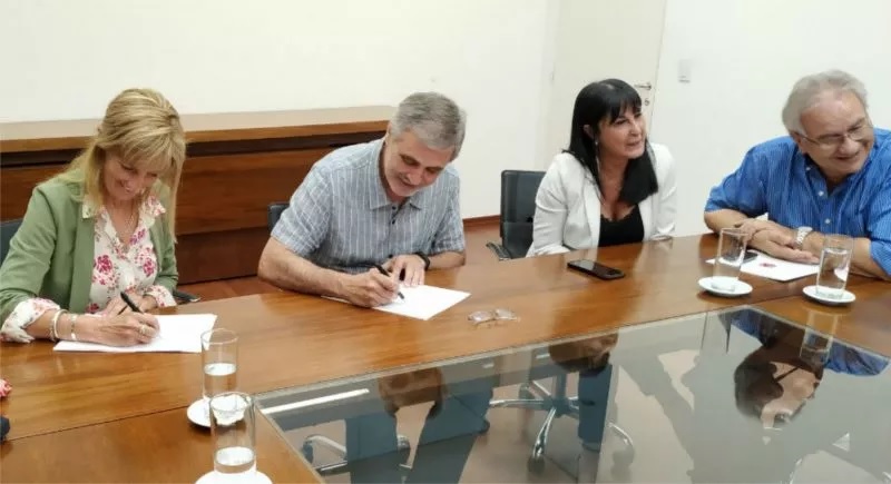 La provincia firmó un convenio que fortalece la enseñanza agrotécnica