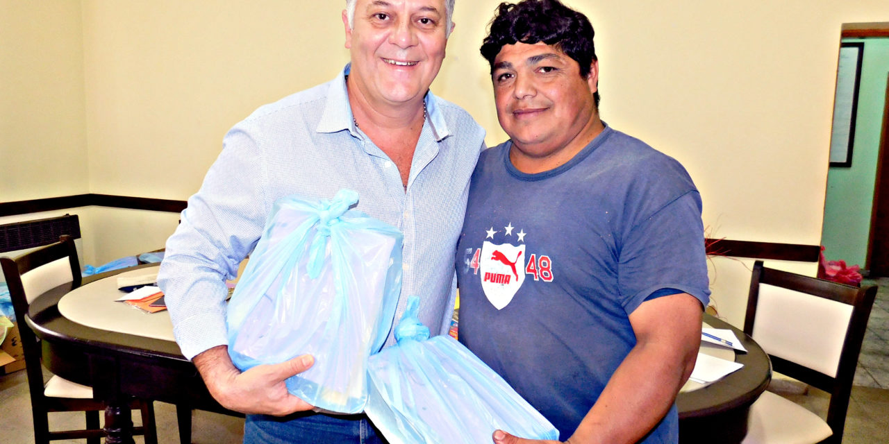 La Carlota: entrega de útiles escolares al personal municipal