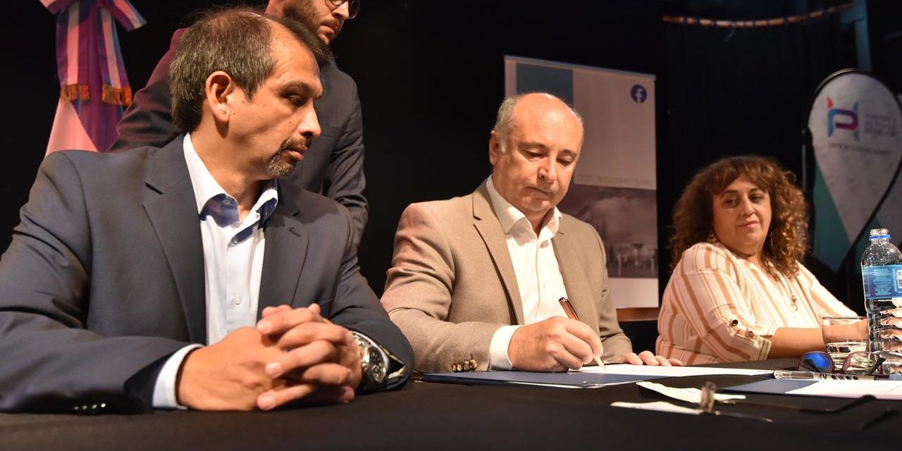 La Provincia firmó convenios con municipios neuquinos vinculados al Proyecto Vaca Muerta