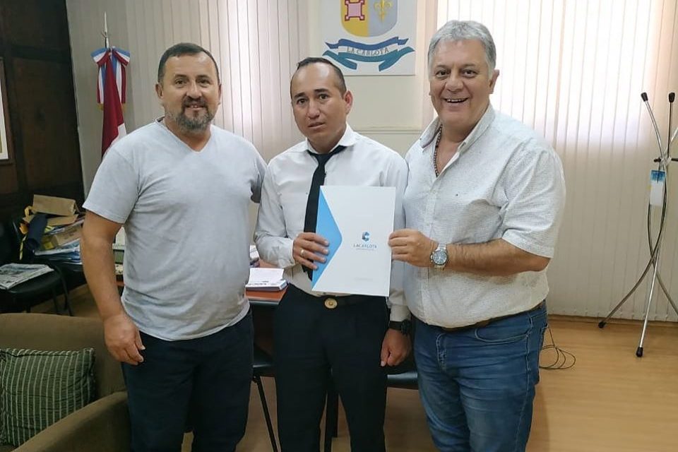 Entrega de fondos para finalizar la construcción de los baños de la Policía Caminera