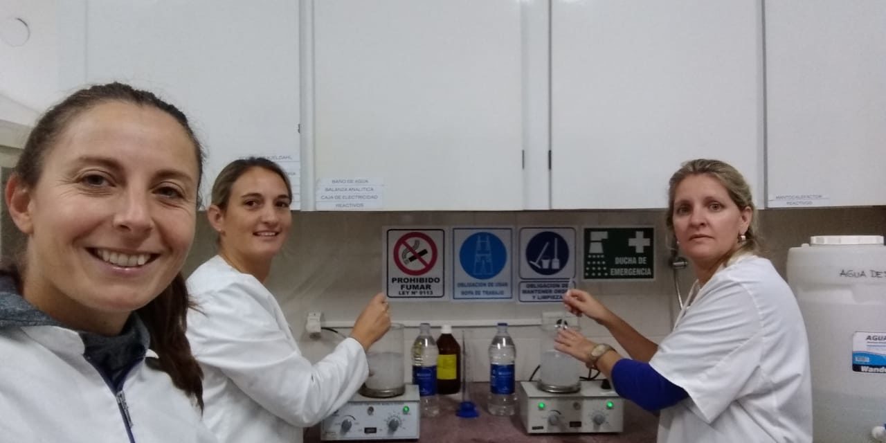 En Carnerillo los estudiantes fabrican alcohol en gel para distribuir en la comunidad