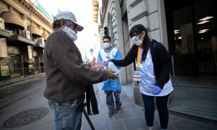 El COE recomienda el uso de barbijo para circular en la vía pública