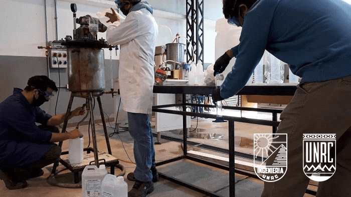 Empezó la producción de alcohol sanitizante en la Planta Piloto