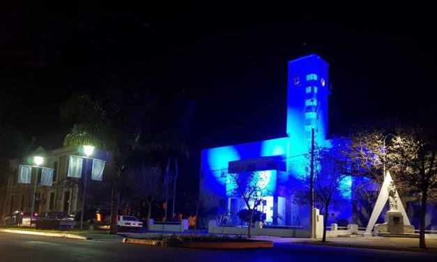 Prevención de adicciones: la Municipalidad de La Carlota se iluminó de color azul