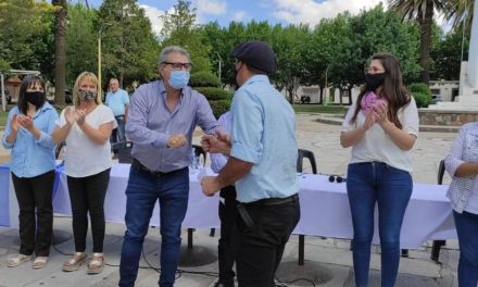Entrega de aportes no reintegrables y herramientas de trabajo a productores afectados por incendios