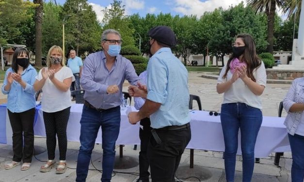 Entrega de aportes no reintegrables y herramientas de trabajo a productores afectados por incendios