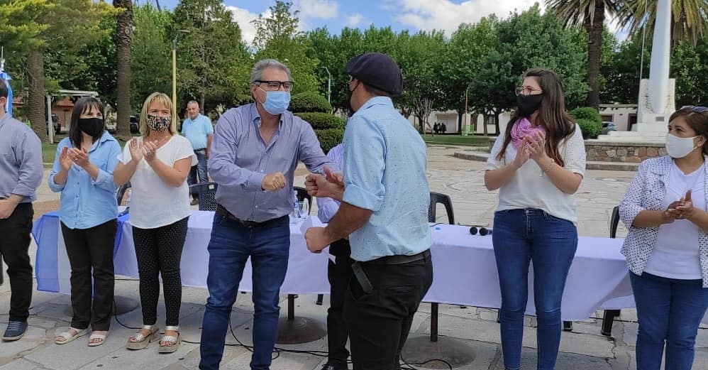 Entrega de aportes no reintegrables y herramientas de trabajo a productores afectados por incendios