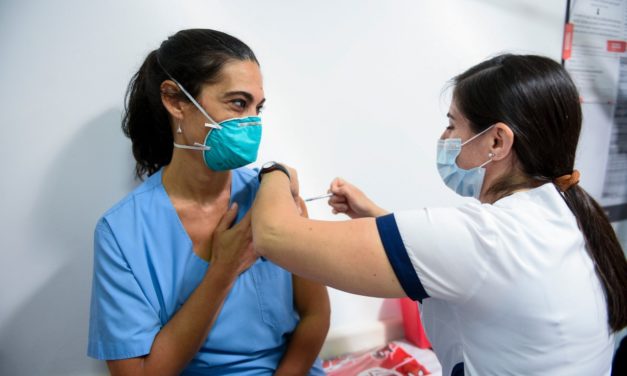 El Gobierno adquirió 20 millones de carnets para certificar la vacunación