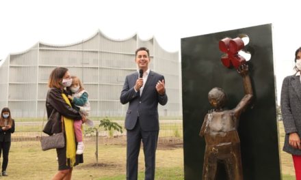 Una escultura simboliza la dignidad y derechos de las personas con Síndrome de Down