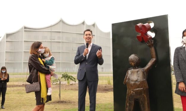 Una escultura simboliza la dignidad y derechos de las personas con Síndrome de Down