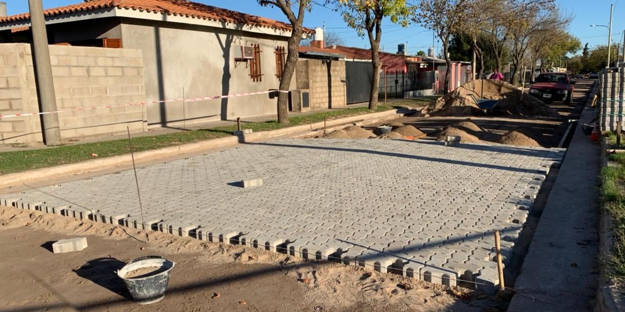 Adelia María: Comenzó la obra de adoquinado en 5 cuadras de la localidad
