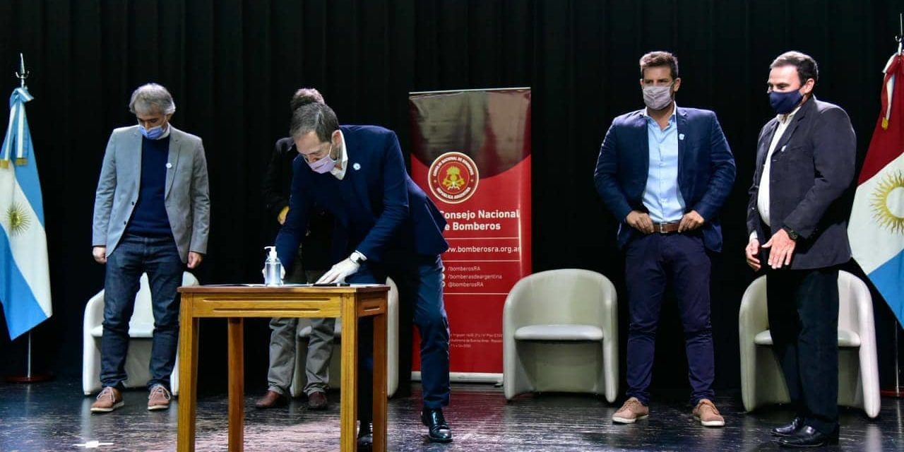 Rosso y Gill encabezaron la firma de convenio que reconoce el trabajo de Bomberos