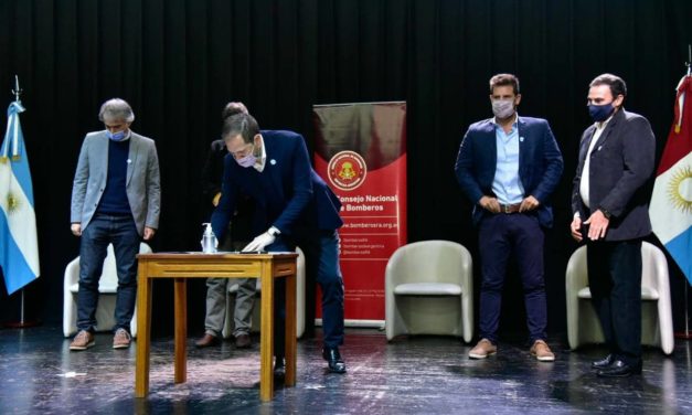 Rosso y Gill encabezaron la firma de convenio que reconoce el trabajo de Bomberos