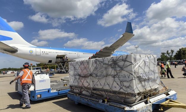 Llega hoy de Moscú el vuelo que trae el reactivo para fabricar la Sputnik y más dosis de esa vacuna
