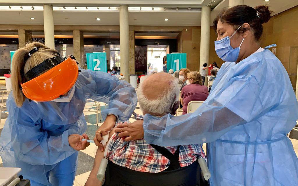 Mayores de 70 podrán recibir la primera dosis contra el Covid-19 sin turno previo