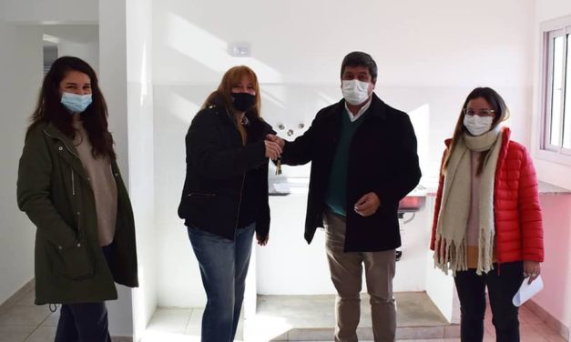 Vicuña Mackenna: Entregaron la casa N°102 del programa PRO.MA.VI