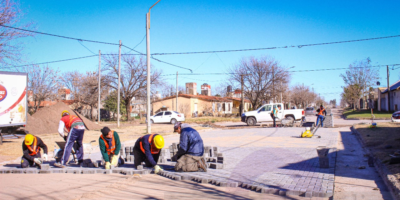 Canals: Comenzaron las obras de adoquinado y cordón cuneta en el Barrio Sur