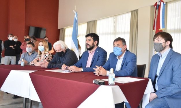 El Ministerio del Interior firmó convenios y entregó fondos a municipios