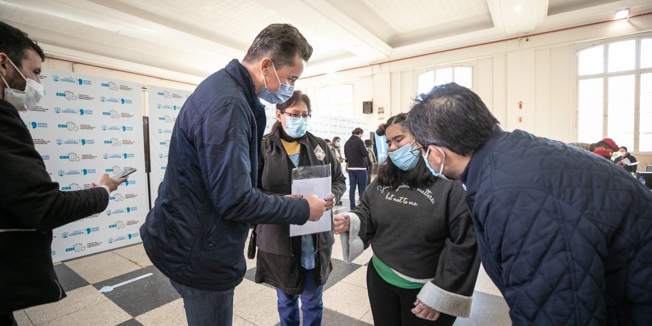Manuel Calvo visitó los centros de vacunación para menores de 18