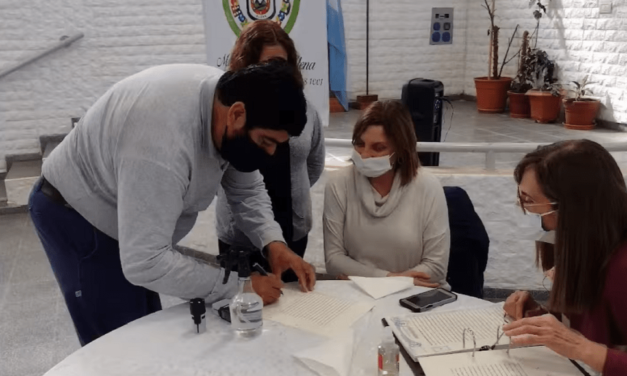 Elena: Se entregaron escrituras a 22 familias