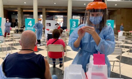 Ya vacunan con primeras dosis y sin turno a cordobeses mayores de 18 años