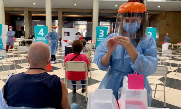 Ya vacunan con primeras dosis y sin turno a cordobeses mayores de 18 años