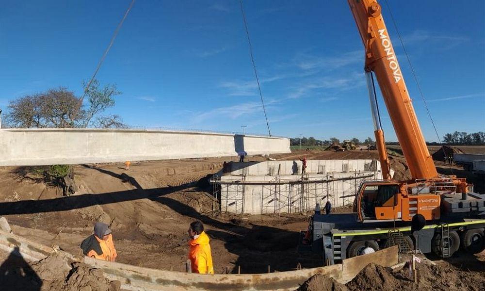 Circunvalación de Villa Nueva: instalaron el fin de semana las vigas del puente