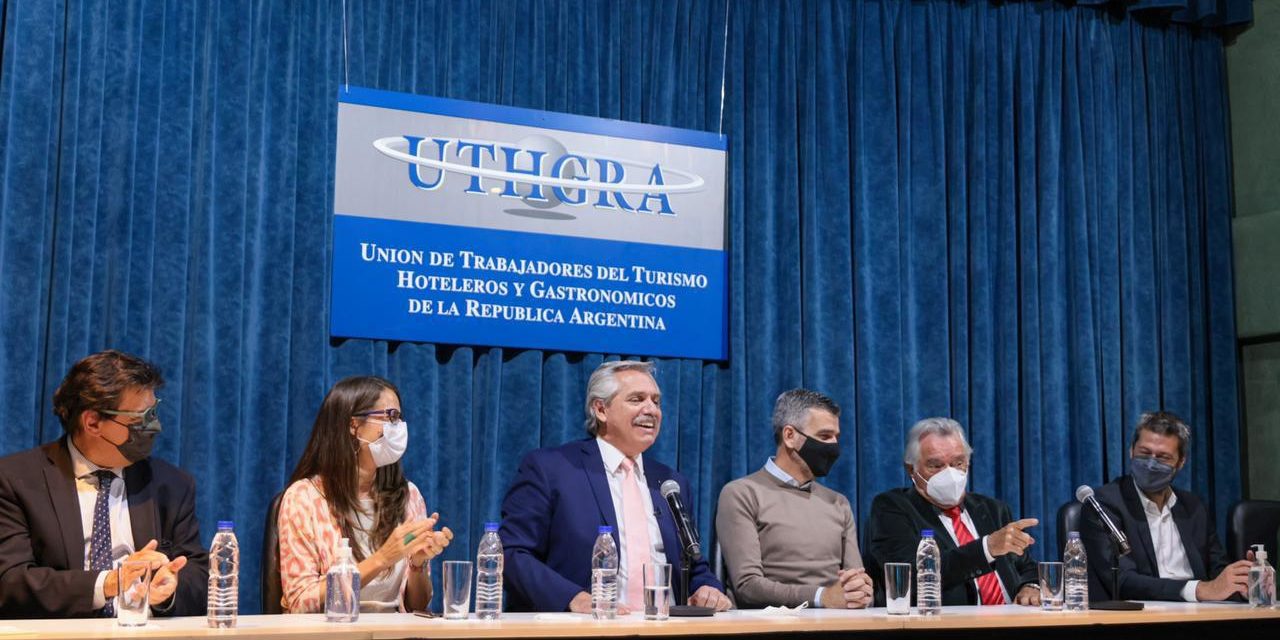 Fernández firmó convenios con el sector gastronómico y hotelero