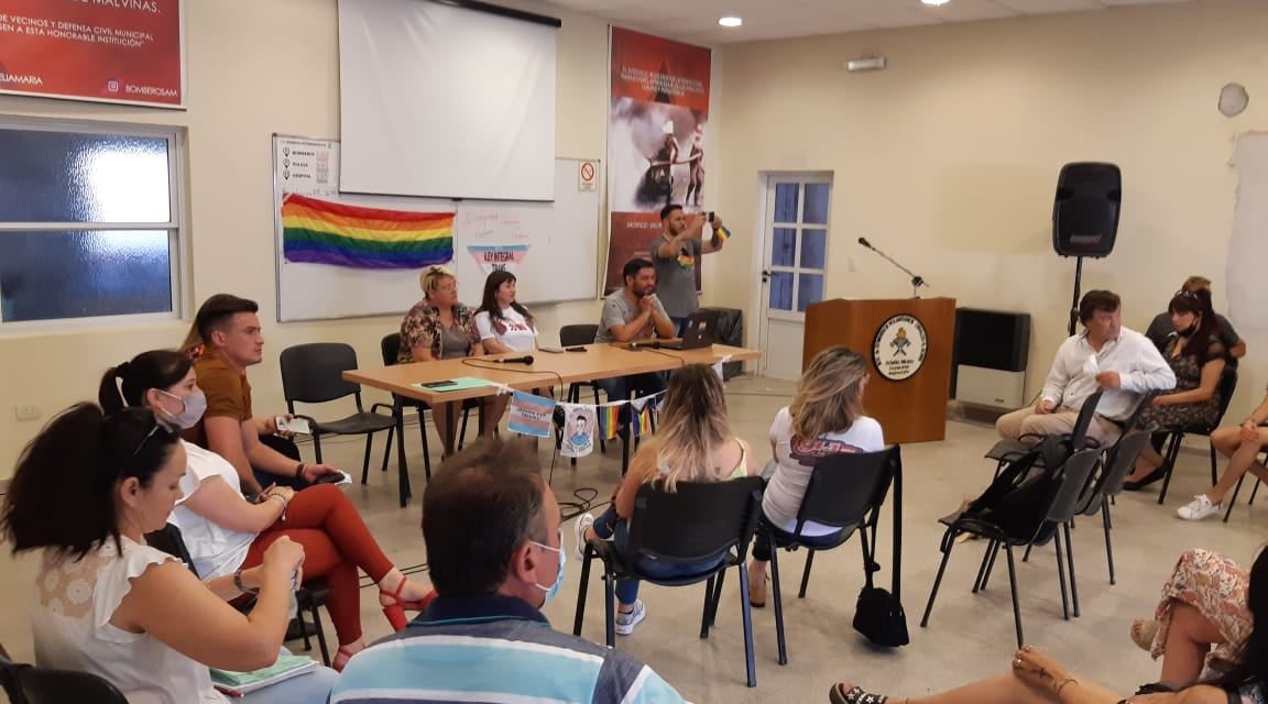 Adelia María: primer conversatorio de diversidad y género