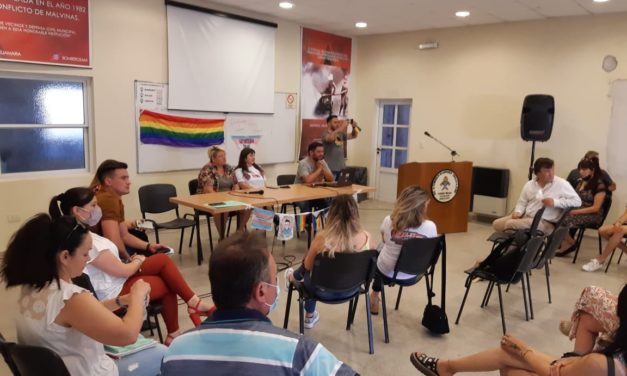 Adelia María: primer conversatorio de diversidad y género