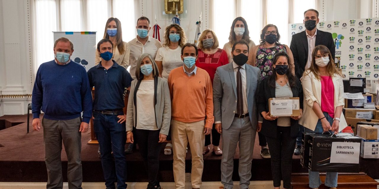 Presupuesto Participativo: Llamosas entregó equipamiento tecnológico a las bibliotecas populares