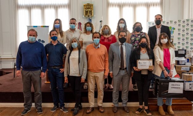 Presupuesto Participativo: Llamosas entregó equipamiento tecnológico a las bibliotecas populares