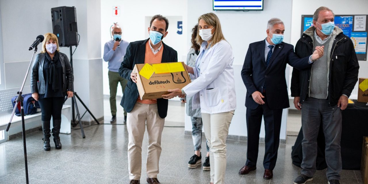 Río Cuarto: Llamosas entregó 17 desfibriladores para los dispensarios municipales