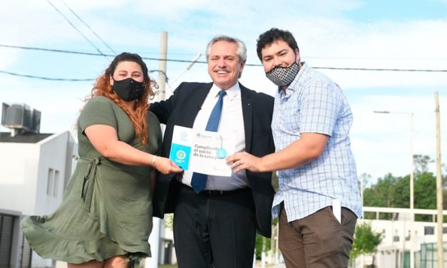 Alberto Fernández entregó la vivienda 30 mil de su gestión