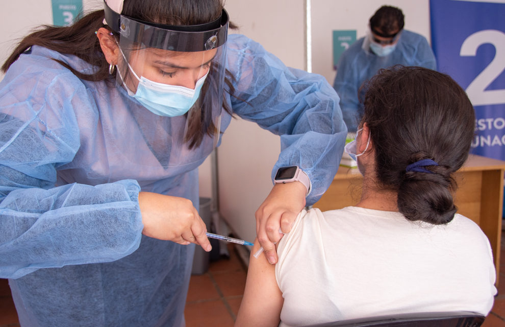 Covid-19: se reduce a 5 meses el intervalo para recibir la dosis de refuerzo