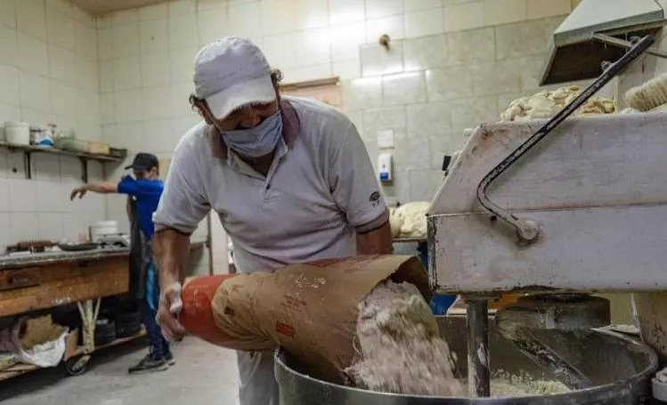El Gobierno acordó el congelamiento del precio de la harina y del pan
