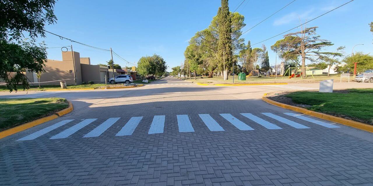 Canals inauguró nuevas cuadras de adoquinado