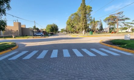 Canals inauguró nuevas cuadras de adoquinado