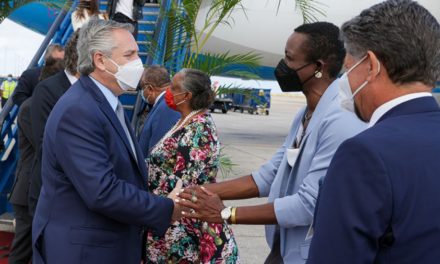 Fernández concluye su gira con una reunión con la primera ministra de Barbados