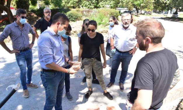 Gill supervisó la obra de Plaza Centenario junto a miembros de la Comisión Nacional de Monumentos