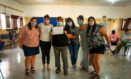 Trama emprendedora: 33 mujeres finalizaron la capacitación en barrio Alberdi