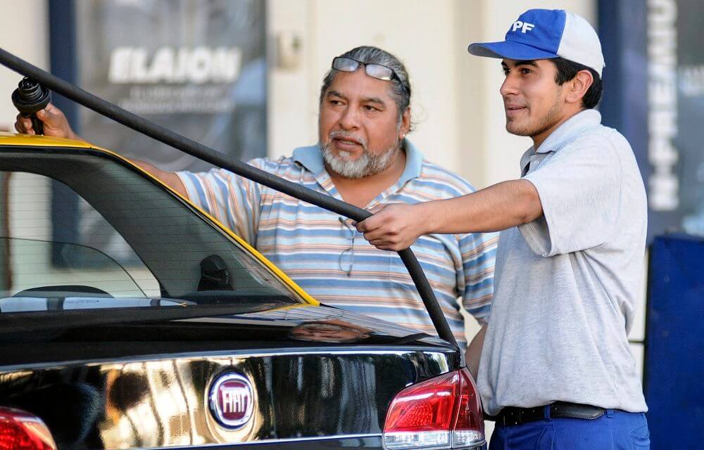 El Gobierno oficializó subas en los impuestos a los combustibles y se vienen más aumentos en las naftas